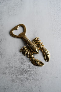 Abridor de Botellas Manual de Latón con Diseño Fleur de Lis, Abridor Metálico de Alta Rentabilidad para Minoristas, Removedor de Tapas para Importadores Globales - Product Image 4