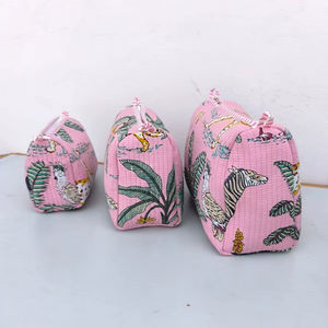 Ensemble de 3 pochettes en coton matelassées roses, cousues à la main, fabriquées traditionnellement, avec logo personnalisé imprimé - Product Image 1