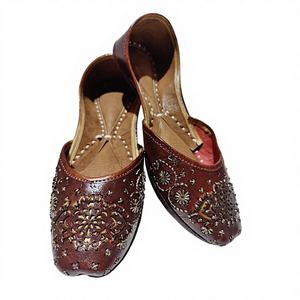 Chaussures brodées pour femmes en cuir véritable, chaussures personnalisées du Rajasthan fabriquées à l'Uttar Pradesh, tendance de la mode, chaussures élégantes pour les fêtes - Product Image 1