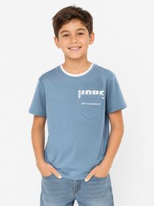 T-shirt décontracté en coton à manches courtes pour garçons, bleu, avec poche et motif imprimé, confortable et doux pour le quotidien - Product Image 1