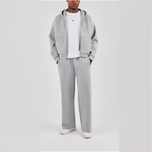 Ensemble de survêtement gris clair pour homme avec veste à capuche zippée et pantalon ample pour un style sportif décontracté - Product Image 5