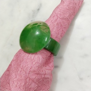 Ensemble d'anneaux de serviette en résine sculptée à la main avec motifs floraux, élégants anneaux de serviette décoratifs en résine pour la décoration de table, accessoires de table élégants - Product Image 3