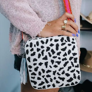 Bolso bandolera con estampado animal en blanco y negro, con cuentas, forma de caja cuadrada, correa ancha con borlas, para damas, bolso de hombro para festivales de verano. - Product Image 1
