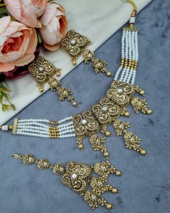 Collier ras-de-cou élégant en perles et pierres CZ avec boucles d'oreilles pendantes assorties et Tika pour le front – Parures de bijoux traditionnels de créateur - Product Image 1