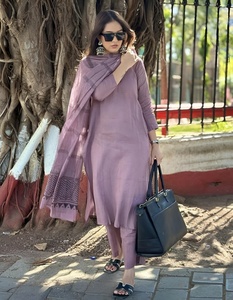 Conjunto de 3 Piezas de Kurta-Pantalón-Dupatta Recto de Algodón Rosa de Secado Rápido para Verano, Salwar Kameez hasta la Pantorrilla con Dobladillo - Product Image 3