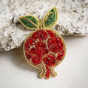 Broche artisanale exquise brodée de perles, magnifique accessoire de mode artisanal, cadeau - Product Image 1