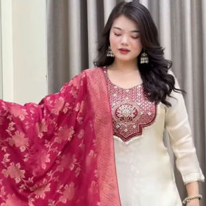 Ensemble de costume élégant en tissage Banarasi pur avec col brodé et dupatta en jacquard Zari - Product Image 1