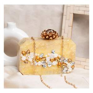 Pochette de soirée de luxe pour femme en résine et cristal - Product Image 2