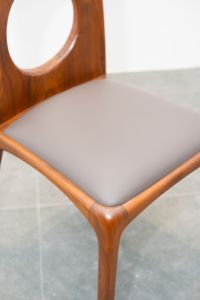 Fauteuil lounge moderne en cuir avec structure en bois de noyer et accoudoirs incurvés en bois massif pour mobilier résidentiel et hôtelier PISANO - Product Image 3