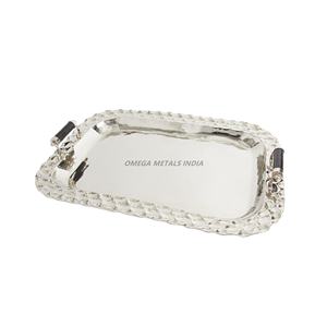 Plateau de service rectangulaire noir chic avec design élégant découpé idéal pour organiser des produits de beauté et des accents décoratifs - Product Image 1