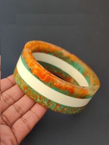 Bracelet en résine fait main de qualité supérieure avec motif rayé multicolore, forme ronde, accessoire de bijouterie d'art de collection - Product Image 6