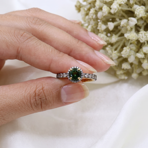 Vente en gros d'anneaux halo en argent sterling 925 oxydé plaqué or avec tourmaline verte naturelle et CZ, bijoux Memoria - Product Image 3