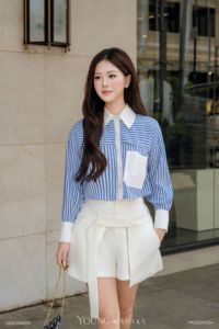 Camisa Corta a Rayas Azules para Mujer, Cuello Blanco en Contraste, Manga Larga, Bolsillo de Parche, 100% Poliéster y Algodón, Estilo Casual KYLE - Product Image 3