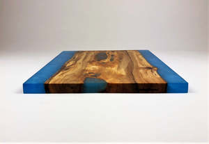 Planche à découper ArtisanTerra en bois d'acacia et résine, style rustique et luxueux, faite à la main, pour les aliments gastronomiques, le fromage, le pain et les spécialités - Product Image 2
