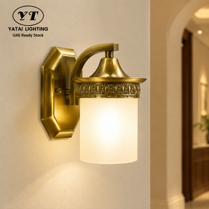 Lámpara de pared de montaje en superficie E27 de metal y vidrio con acabado en latón y tres temperaturas de color para pasillos de hotel y dormitorios - Product Image 1