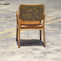 Fauteuil Rétro Vintage en Cuir PU avec Coussin Camel, Cadre en Bois Massif et Dossier à Motif Damassé – Chaise d'Appoint pour Salon ou Café