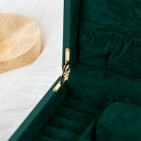 Maßgefertigte Schmuckorganizer-Box in Waldgrün mit 8 Halskettenhaken, Ringrollen, Uhrenkissen und Magnetverschluss - Aufbewahrungs- und Präsentationsbox