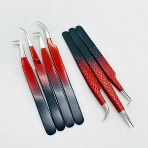 Pinces à extensions de cils en acier inoxydable thermolaqué rouge et noir avec pointe anti-magnétique de précision en argent et poignée diamantée - Product Image 4