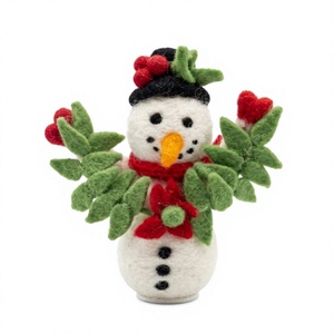 Décoration de Noël en feutre en forme d'animal avec baies de houx et ruban rouge, petite décoration murale d'intérieur faite à la main, écologique - Product Image 2
