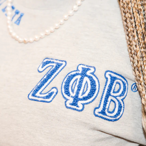 Sudadera Zeta Phi Beta con Diseño de Chenille en la Espalda, Color Gris Jaspeado, para Mujer, con Letras Griegas Bordadas, Cuello Redondo, Premium - Product Image 3