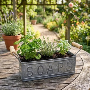 Jardinière galvanisée avec poignées en bois, idéale pour les herbes aromatiques de la cuisine et la décoration extérieure, fabriquée à la main en Inde - Product Image 2