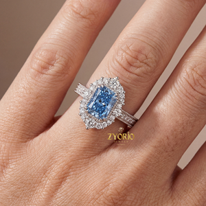 Anillo de Compromiso de Lujo con Diamante Radiante Cultivado en Laboratorio, Engaste de Garra, Moderno Anillo Nupcial de Plata 925, Elección para Novias en Bodas y Fiestas - Product Image 1