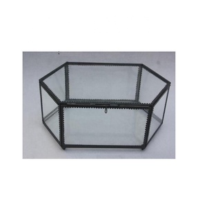 Boîte en verre et laiton faite à la main avec raccords en laiton de couleur grise avec des côtés comme une boîte de rangement de bijoux en triangle pour les femmes - Product Image 2