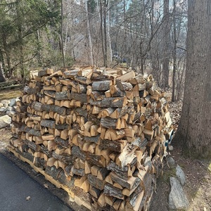 Bois de chauffage de haute qualité pour le chauffage hivernal, avec des bûches de bois dur à combustion propre, adaptées aux cheminées et aux poêles à bois - Product Image 1