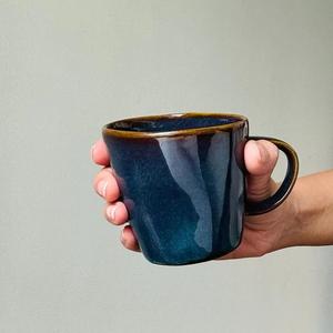 Tasses à café en céramique artisanale avec glaçure bicolore, forme conique, poignées confortables, résistantes à la chaleur, pour un service élégant - Product Image 5