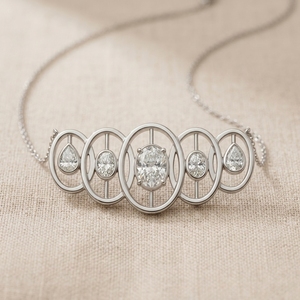 Pendentif RAAMAA Diamond pour femme, 5 diamants ovales de laboratoire et pierres latérales en forme de poire, minimaliste, plaqué or 10 carats - Product Image 2