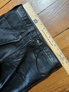 Pantalones Cortos de Cuero Genuino para Hombre con Cremallera y Adornos de Perlas, Recubiertos de PU, Diseño OEM ODM, Logotipos Personalizados, Última Moda, Lujo, Tallas Disponibles - Product Image 5