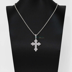 Colgante de Cruz de Plata 925 con Baño de Rodio y Moissanita, Amuleto Religioso Unisex, Joyería Cristiana de Lujo - Product Image 4