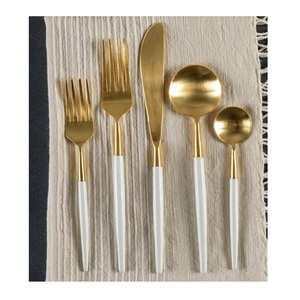 Ensemble de couverts en résine dorée, élégant et stylé, parfait pour les restaurants et les cadeaux d'hôtels. - Product Image 6