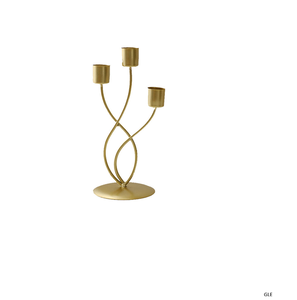 Portavelas de aluminio hecho a mano con acabado dorado, ideal para cenas románticas a la luz de las velas en espacios modernos. - Product Image 1