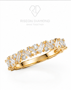 Anillo Elegante de Eternidad en Oro Amarillo de 18K con Diamantes Redondos y Baguette Alternados, Apilable, Regalo de Aniversario de Bodas, Joyería de Lujo - Product Image 4
