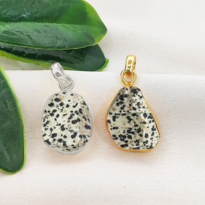 Colgante de crisoprasa en bruto con engaste tipo collet, hecho a mano, piedra de nacimiento, chapado en oro, amuleto de cristal curativo, colgante de joyería, amuleto tipo collet de 10-12mm - Product Image 2