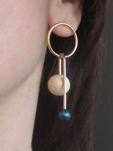 ต่างหูห่วงทองเหลืองประดับลูกปัดแบบโมเดิร์น - ต่างหูห่วงประดับลูกปัดไม้สีน้ำเงินและสีขาว - เครื่องประดับห่วงสไตล์วินเทจโบโฮ - Product Image 3