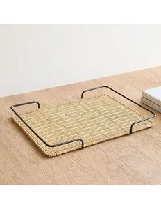 Plateau rectangulaire en rotin avec cadre en métal moderne, fait main, avec poignées en fer noir pour la décoration de table - Product Image 3