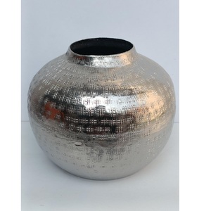 Elegante Florero Moderno de Aluminio - Base Antideslizante Hecha a Mano, Ligera y Duradera para Bodas, Ramadán, Hogar/Oficina, Mesa o Suelo - Product Image 1
