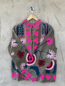 Chaqueta Corta de Otoño/Invierno para Mujer, Bordado Suzani Floral Hecho a Mano, Chaqueta Bomber Ecológica, Tela de Terciopelo, Relleno de Algodón - Product Image 3
