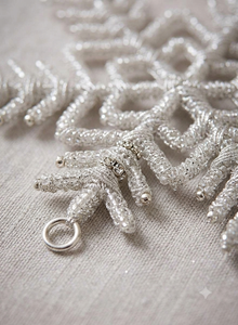 Ornement de Noël en forme de flocon de neige en perles transparentes fait à la main, élégante décoration suspendue pour l'arbre de Noël des fêtes d'hiver - Product Image 3