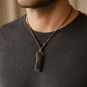 Pendentif en cristal de labradorite naturelle avec chaîne en corde réglable pour hommes et garçons - Product Image 1