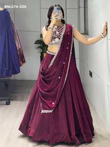 Magnifique ensemble de lehenga choli et dupatta, dernier cri, design élégant, avec travail de sequins, fils de coton et perles, fournisseur d'Inde. - Product Image 5