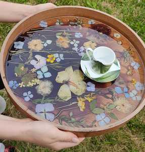 Bandeja redonda de madera con flores silvestres auténticas en resina, bandeja de servir botánica, decoración epoxi, vajilla boho hecha a mano. - Product Image 3
