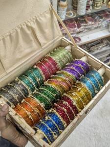 Ensemble de bracelets en verre multicolores personnalisés en forme de goutte de pluie, style cachemiri, 12 douzaines de bracelets en verre Churi et 48 bracelets Ghungroo dans une boîte de présentation - Product Image 4