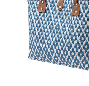 Nuevo Bolso de Moda Azul Oscuro con Diseño Floral Blanco y Asas de Cuero Marrón Hechas a Mano para Viaje - Product Image 2