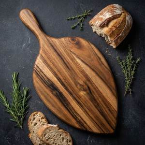 Planche à charcuterie en bois naturel pour servir du fromage, des fruits, du pain, des noix et des apéritifs savoureux lors d'occasions familiales spéciales - Product Image 3