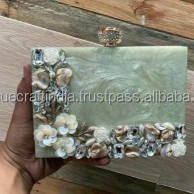 คลัทช์เรซิ่นสีเหลืองสดใสพร้อมอัญมณีสีสันสดใสและรายละเอียดรูปใบไม้สีทองสำหรับงานรื่นเริงและงานเลี้ยง - Product Image 6