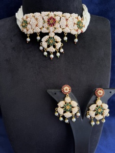 Joyería Étnica India: Conjunto de Gargantilla con Diseño Floral Jaal Puwai Multicolor, Hecho a Mano, Bañado en Oro sobre Latón, para Mujer - Product Image 2