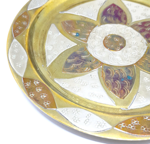 Assiette de service ronde en métal plaqué or et argent avec incrustation florale, idéale pour la décoration de table de mariage et d'événements - Product Image 6